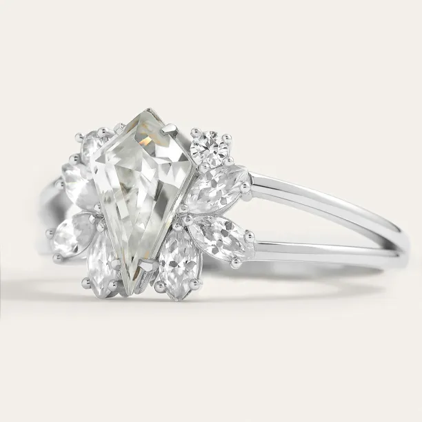 Vintage engagement ring in gold with moissanites THEODORE Image