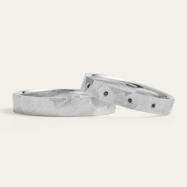 Hammered white gold wedding rings with black diamonds MILANO  Image