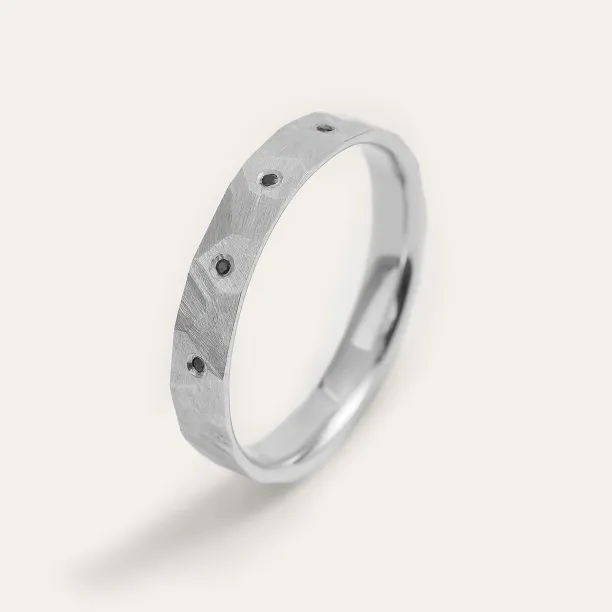 Hammered white gold wedding rings with black diamonds MILANO  Image