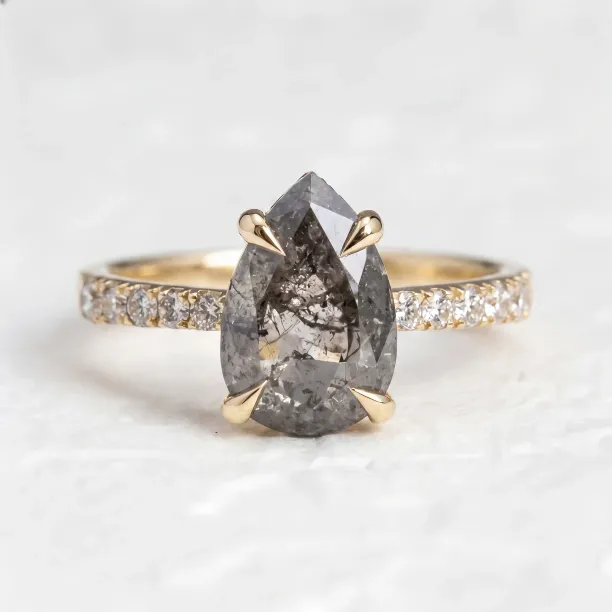 Gold vintage ring with salt and pepper diamond FERGAL Image