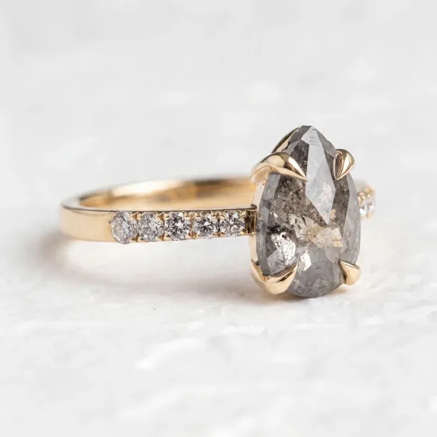 Gold vintage ring with salt and pepper diamond FERGAL Image