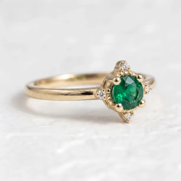 Gold ring with emerald and diamonds EMA Image