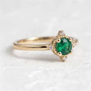 Gold ring with emerald and diamonds EMA