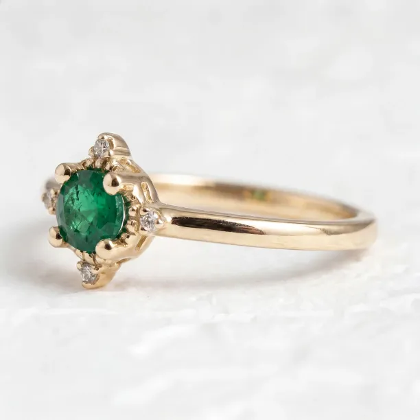 Gold ring with emerald and diamonds EMA Image