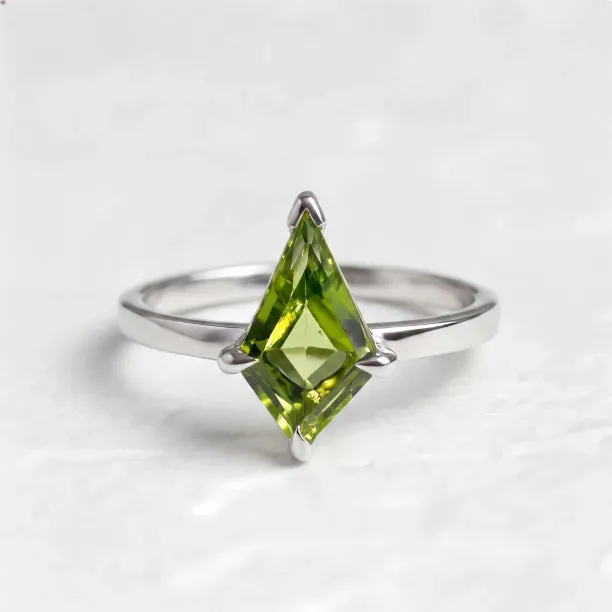 Gold ring with kite peridot PATRICE Image