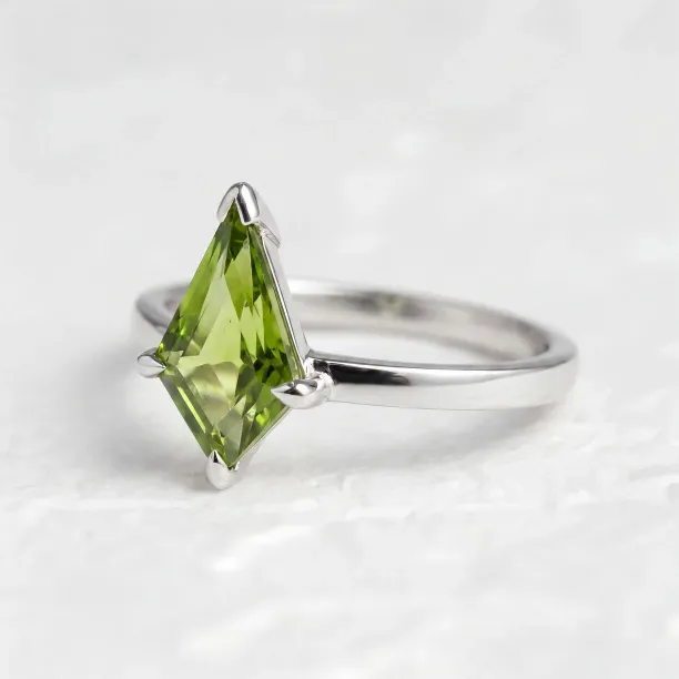 Gold ring with kite peridot PATRICE Image