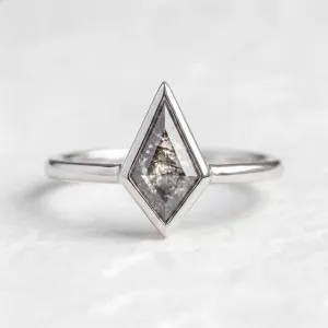 Solid gold ring with salt and pepper diamond STEW