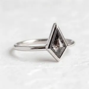 Solid gold ring with salt and pepper diamond STEW