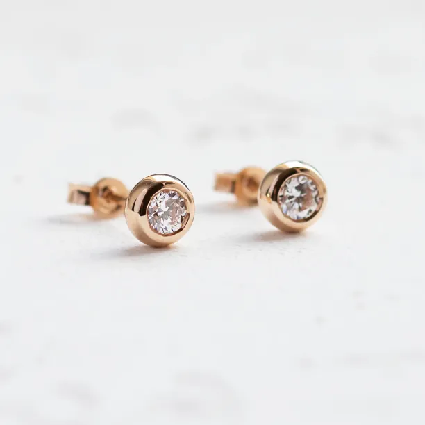 Gold earrings with lab-grown diamonds in bezel style BRESCIA Image