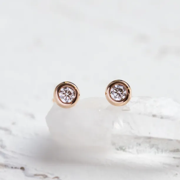 Gold earrings with lab-grown diamonds in bezel style BRESCIA Image