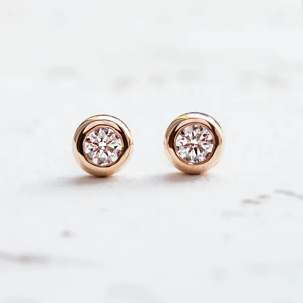 Gold earrings with lab-grown diamonds in bezel style BRESCIA Image