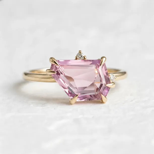 Gold ring with asymmetric sapphire SIGNIFICA Image