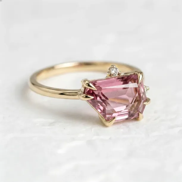 Gold ring with asymmetric sapphire SIGNIFICA Image