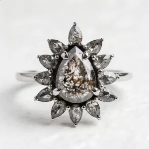 Flower ring with salt'n'pepper diamonds GIRASOLO