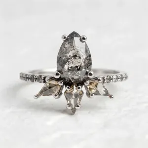 Luxury gold ring with salt´n´pepper and fancy diamonds CROWNIA