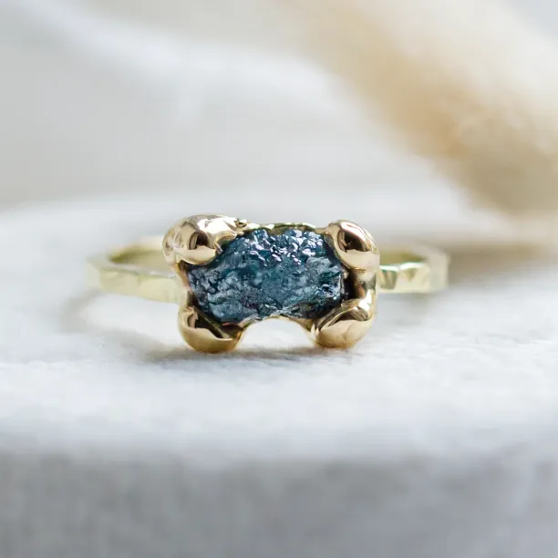 Gold ring with raw diamond VITA Image