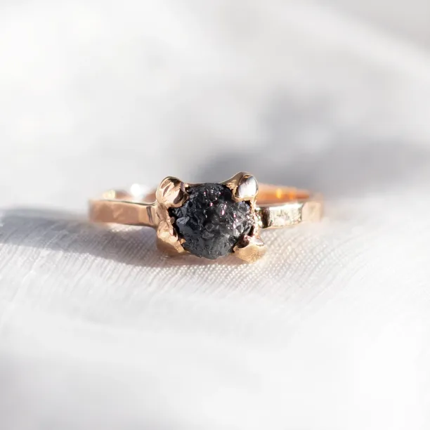 Gold ring with raw diamond VITA Image