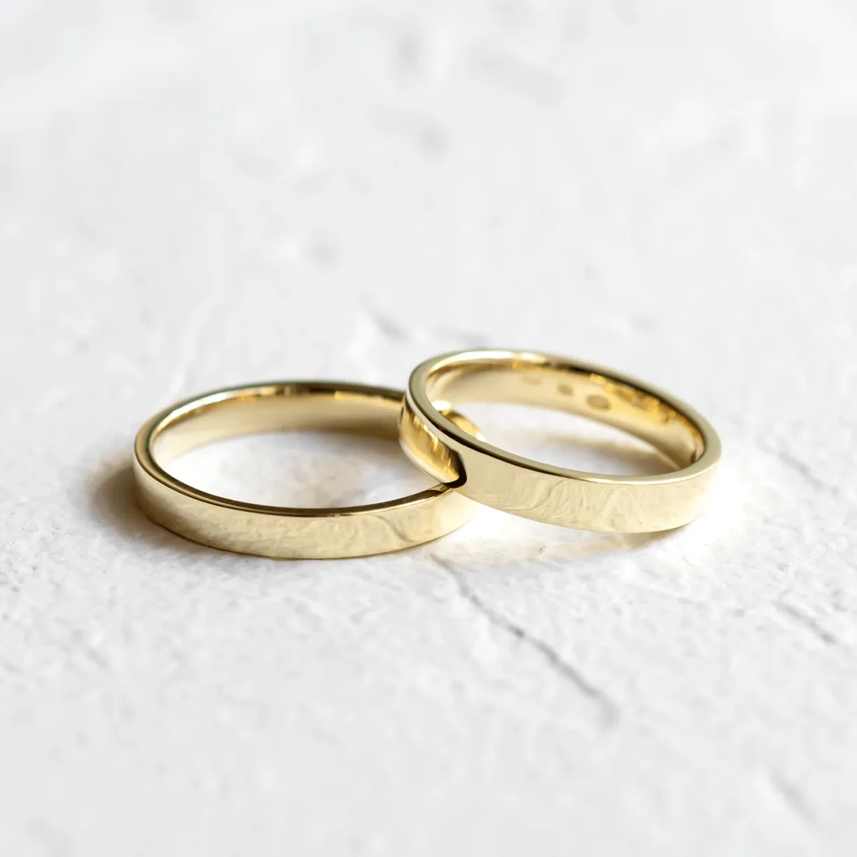 Flat wedding rings in yellow gold