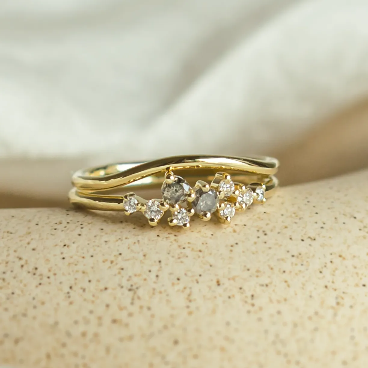 Engagement ring set with salt'n'pepper diamonds