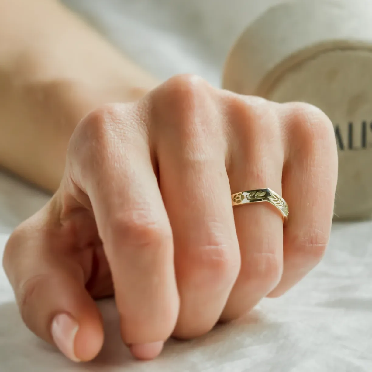 Curved wedding ring with floral motive
